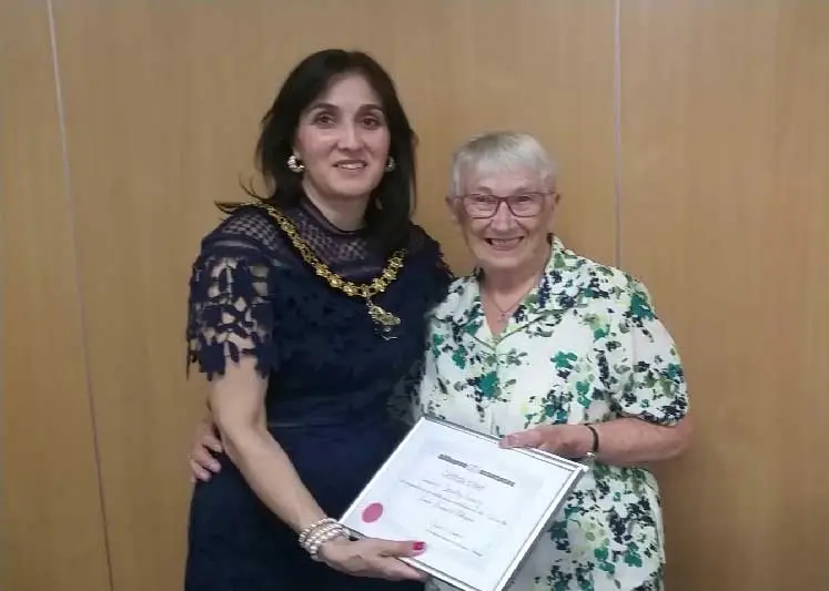 Deputy Mayor of Hillingdon presenting Dorothy Vickery the award